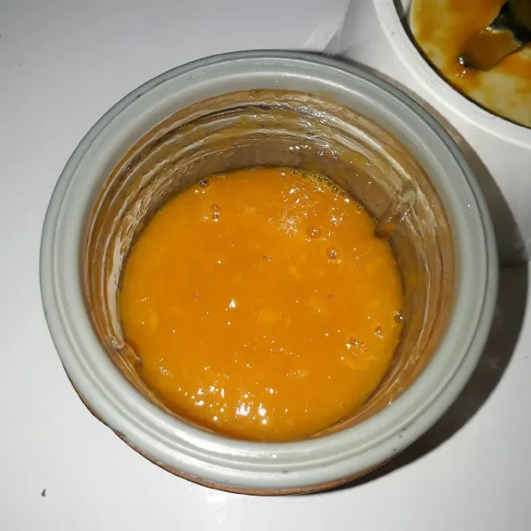 Masukkan selai mangga ke dalam blender. Blender sebentar agar selai mangga teksturnya tidak terlalu halus.