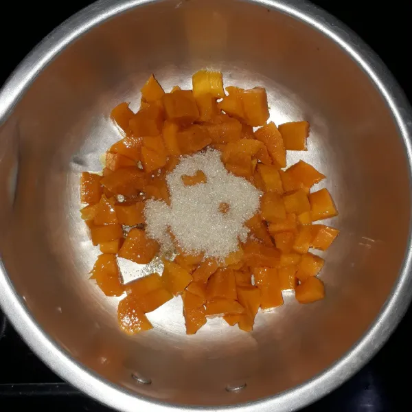 Kupas lalu potong kecil buah mangga. Masukkan potongan mangga dan gula ke dalam panci. Masak dengan api kecil sambil diaduk sampai gula larut dan mangga menjadi lunak membentuk selai.