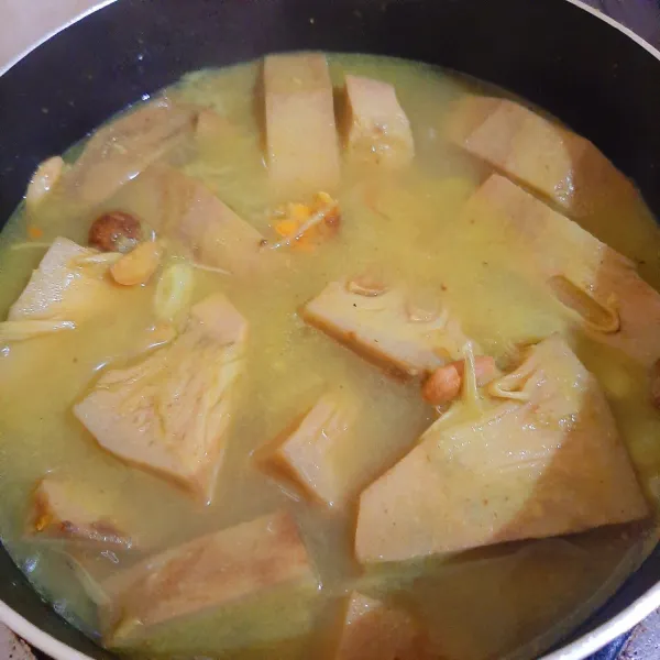 Masukkan air, nangka yang sudah direbus, garam, merica, dan kaldu ayam bubuk. Masak selama 15 menit dengan api sedang.