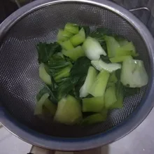 Panaskan air hingga mendidih, rebus pokcoy kemudian tiriskan
