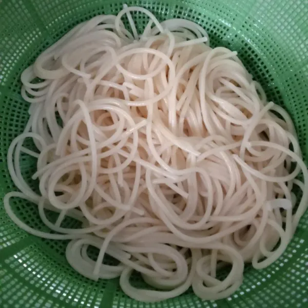 Angkat lalu tiriskan.