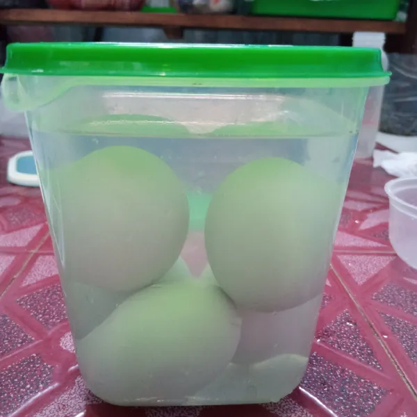 Rendam telur minimal selama 10 hari.