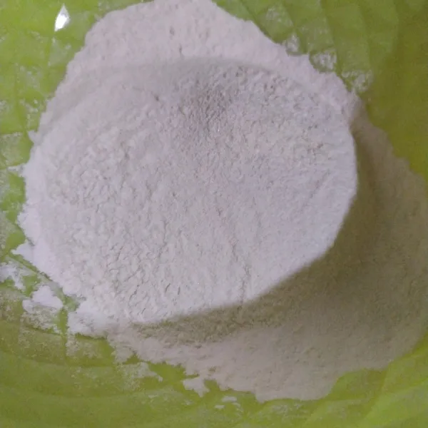 Ayak bahan kering yaitu tepung terigu, tepung maizena, susu bubuk dan vanili.