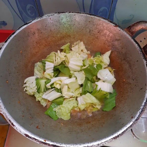 Masukkan dari putih dan dari hijau. Aduk-aduk jangan lupa tambahkan gula, garam, lada, kaldu bubuk dan kecap asin. Aduk lagi sampai daun sawi layu.