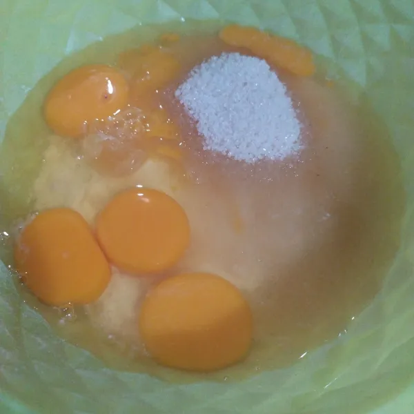 Masukan telur, gula, SP, lalu mixer  dari kecepatan rendah ke kecepatan tinggi hingga putih pucat dan berjejak.
