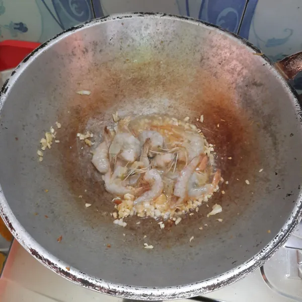Masukkan udang tambahkan sedikit air sampai udang berubah warna.