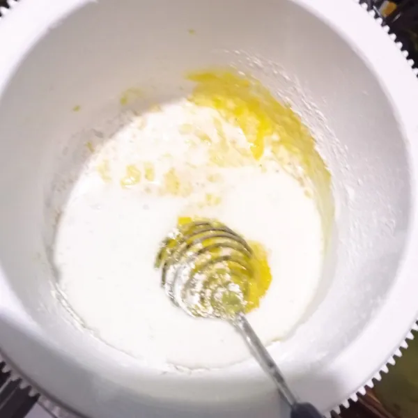 Kocok telur, gula, garam, dan kunyit bubuk sampai tercampur rata. Masukkan tapioka, santan, dan bahan biang. Aduk rata lalu tutup adonan dengan lap bersih, diamkan selama 2 jam