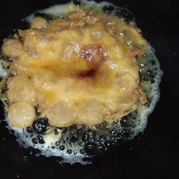 Panaskan minyak goreng, kemudian goreng hingga telur berwarna kuning keemasan. Angkat dan pindahkan ke piring saji.