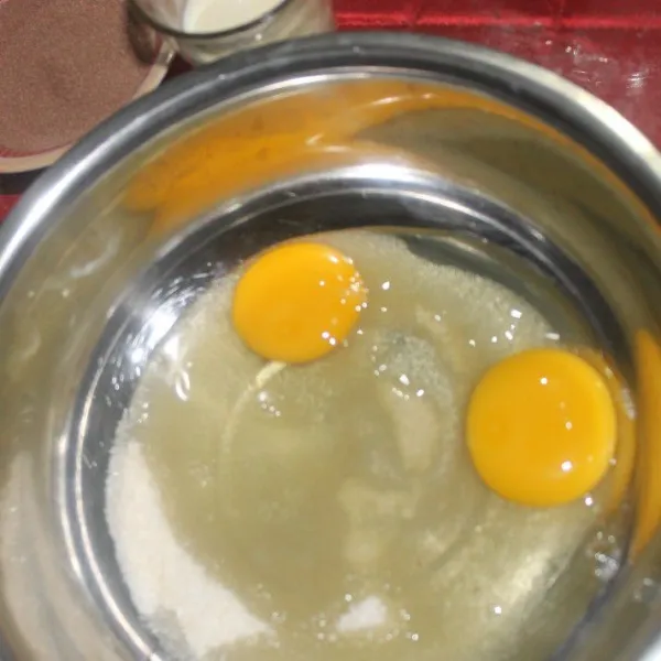 Gula dan telur dimixer