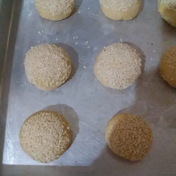 Untuk adonan Burger. Timbang adonan @ 45 gr. Bulatkan dan oleskan permukaan adonan dengan air kemudian taburkan wijen.
