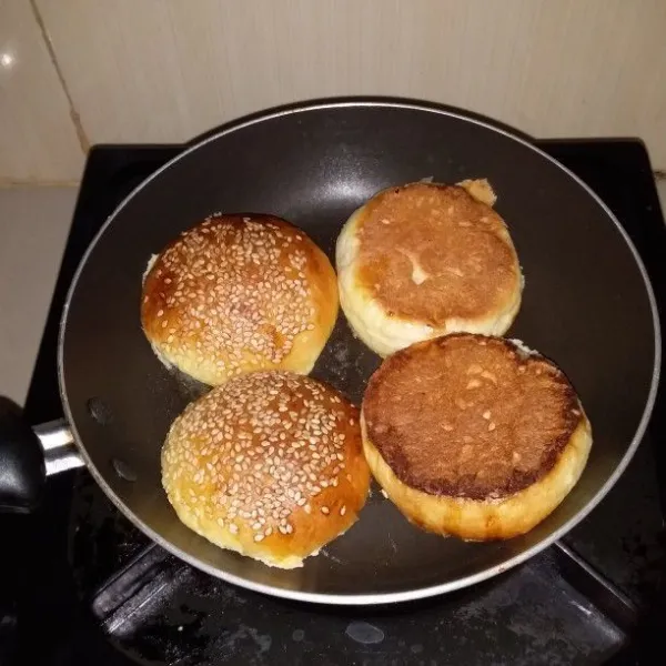 Belah roti burger menjadi 2 bagian. Oleskan dengan butter. Panggang hingga berwarna keemasan.