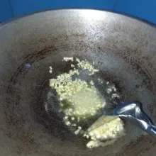 Tumis bawang putih cincang hingga harum
