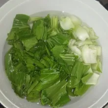 Potong pokcoy lalu cuci bersih dan tiriskan.