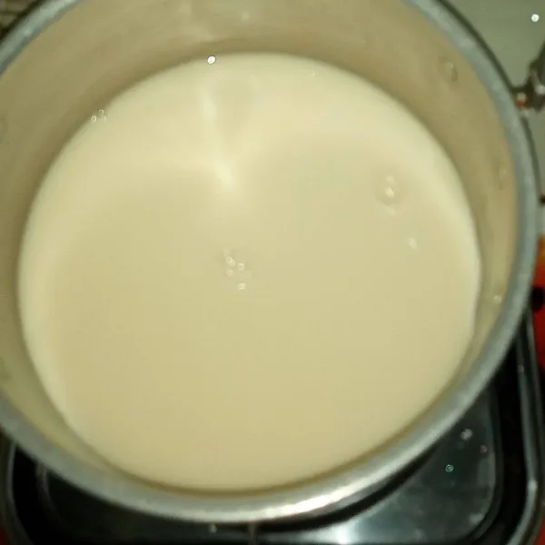 Buat puding susu : Campur semua bahan puding susu kepanci, aduk rata. Jerang diatas api sampai mendidih. Matikan api lali biarkan sebentar supaya ual panasnya sedikit berkurang.