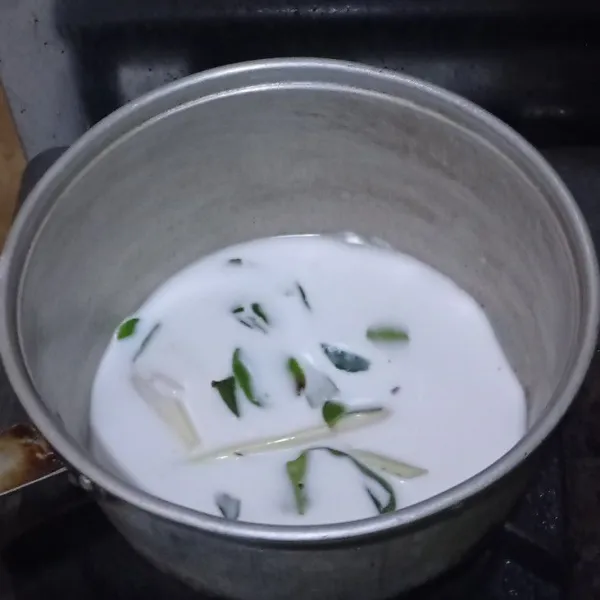 Masak santan bersama daun jeruk & serai, masak sampai mendidih, tunggu dingin