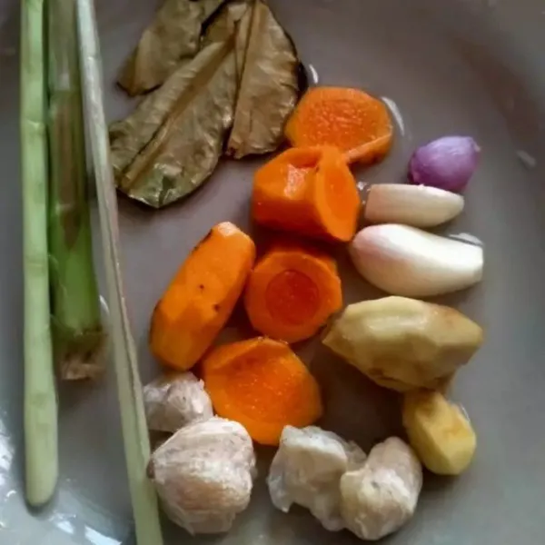 Cuci bersih bahan bumbunya.