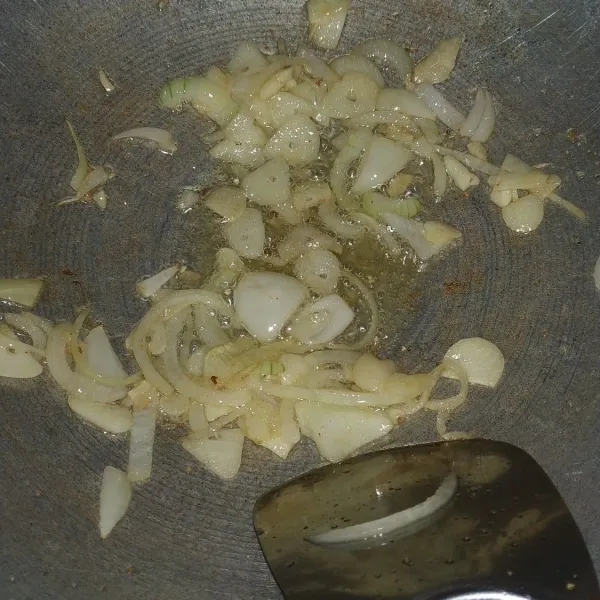 Panaskan sedikit minyak dan tumis bawang putih dan bawang bombay hingga harum