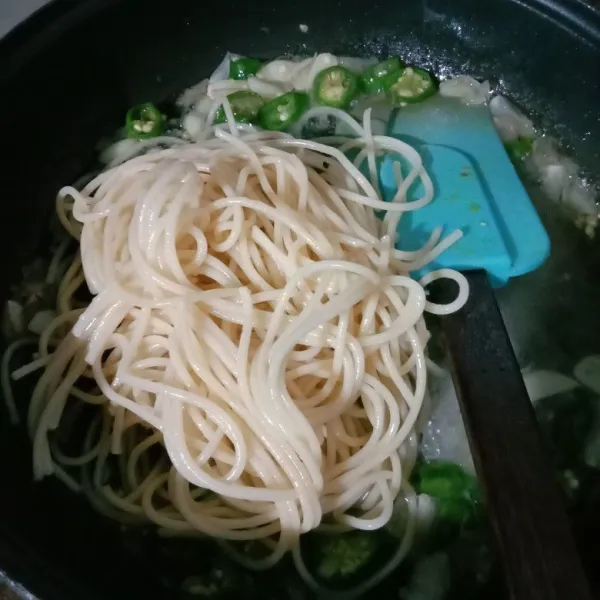 masukkan spaghetti yang sudah direbus.