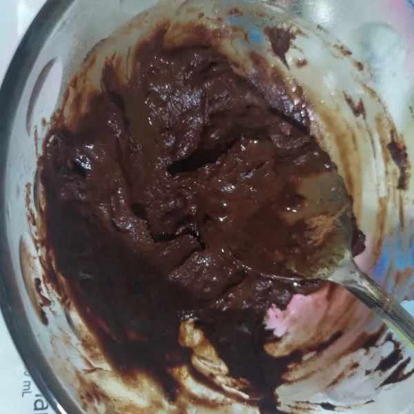 Campur coklat bubuk dengan  4 sdm air, aduk hingga menjadi pasta. Sisihkan.