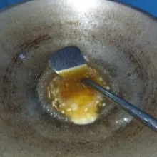 Tambahkan air lalu masukkan gula, garam, lada, dan saus tiram. Aduk rata, koreksi rasa