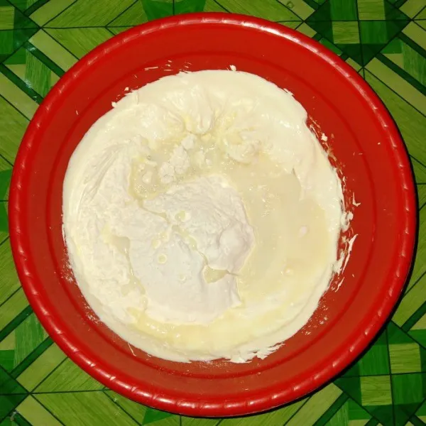 Masukkan tepung terigu dan susu cair. Mixer sampai kental, bagi menjadi beberapa warna lalu sisihkan