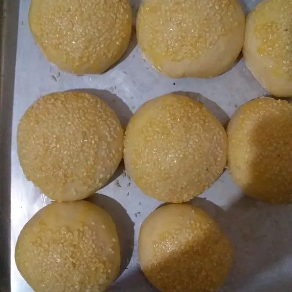 Tutup adonan dengan serbet. Diamkan selama 60 menit. Setelah mengembang oleskan dengan campuran kuning telur dan susu.