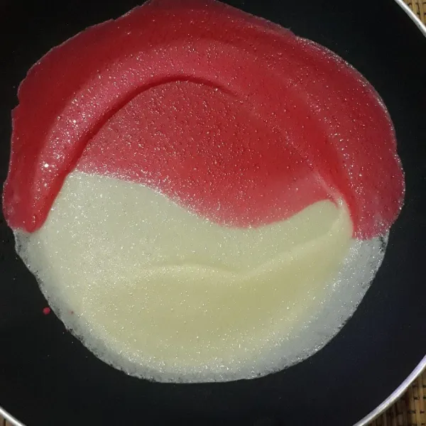 Panaskan teflon buat dadar dengan adonan putih dulu baru merah