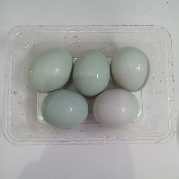 Siapkan telur. Kemudian cuci bersih.