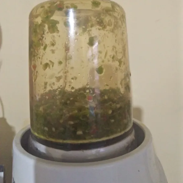 Blender kasar cabai hijau panjang dan bawang merah, jangan lupa diberi sedikit garam.
