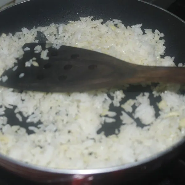Tumis nasi bersama bawang putih & margarin