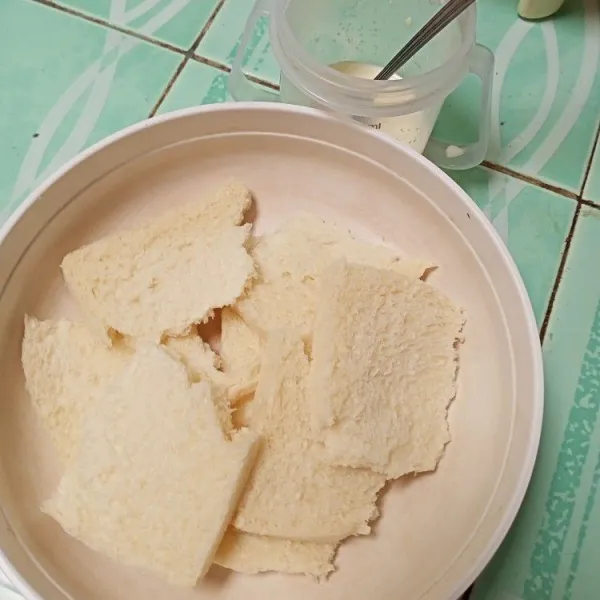 Campur roti dengan susu hingga jadi bubur