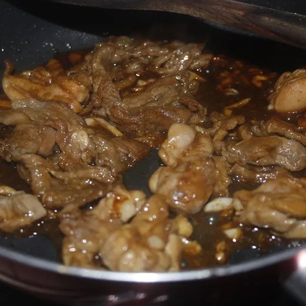 Tumis daging sukiyaki dengan kecap manis dan tambahkan bubuk kaldu jamur