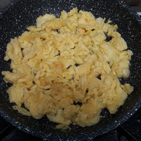 Kocok telur ayam hingga berbusa. Tuang 2 sdm minyak goreng ke teflon datar. Tuang telur kocok lalu  aduk-aduk hingga menjadi orak-arik