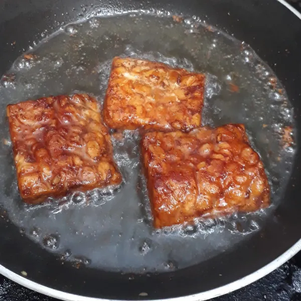 Panaskan minyak goreng yang agak banyak. Goreng tempe bacem hingga kedua sisinya kecoklatan. Angkat, tiriskan lalu sajikan dengan cabe rawit hijau.