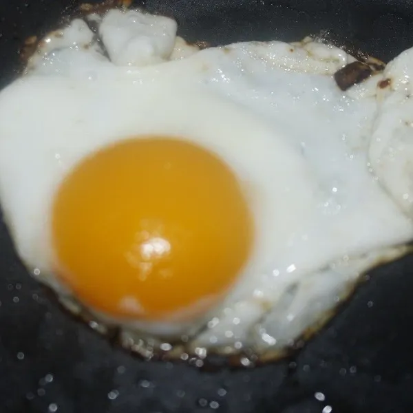 Goreng telur setengah matang