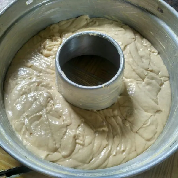Tuang adonan ke dalam loyang yang sudah dioles mentega dan ditaburi sedikit tepung. Tutup dan diamkan adonan sekitar 1 jam.