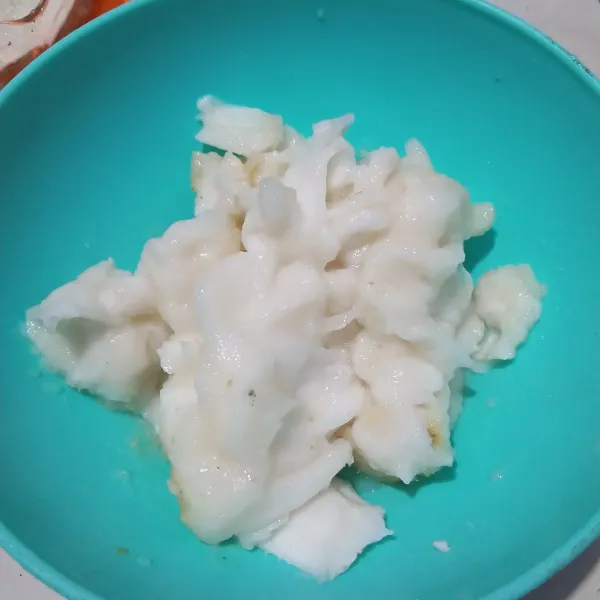 Kupas buah sirsak dan pisahkan bijinya.