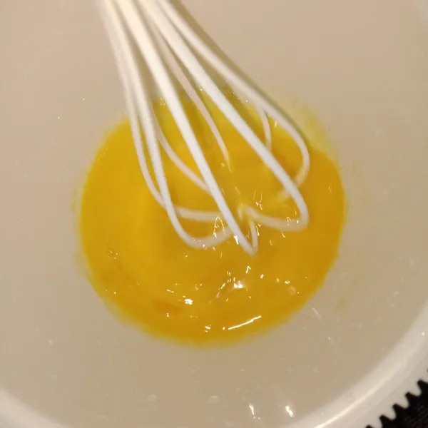 Pertama siapkan telur dan gula. Kocok hingga mengembang dan pucat berjejak bisa pakai mixer.