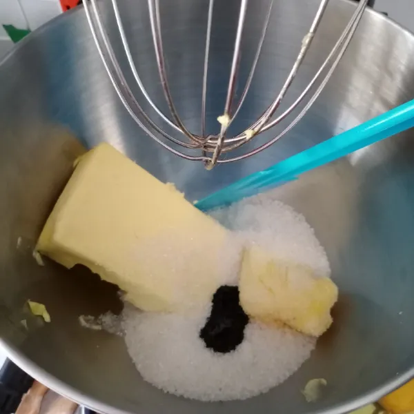Mikser unsalted butter, gula pasir, dan perisa pandan. Masukkan telur sedikit demi sedikit sampai tercampur rata.
