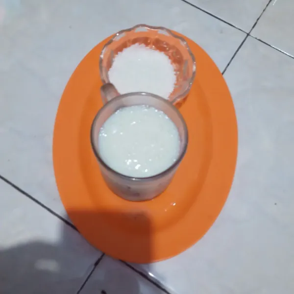 Masukkan susu kental manis ke dalam gelas. Lalu masukkan jus sirsak, aduk rata dan sajikan.