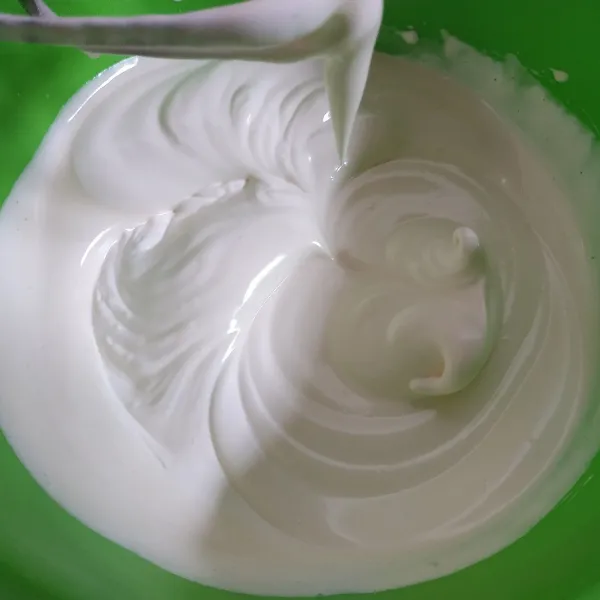 Mixer dengan kecepatan tinggi telur, SP, dan gula pasir sampai putih dan mengembang.