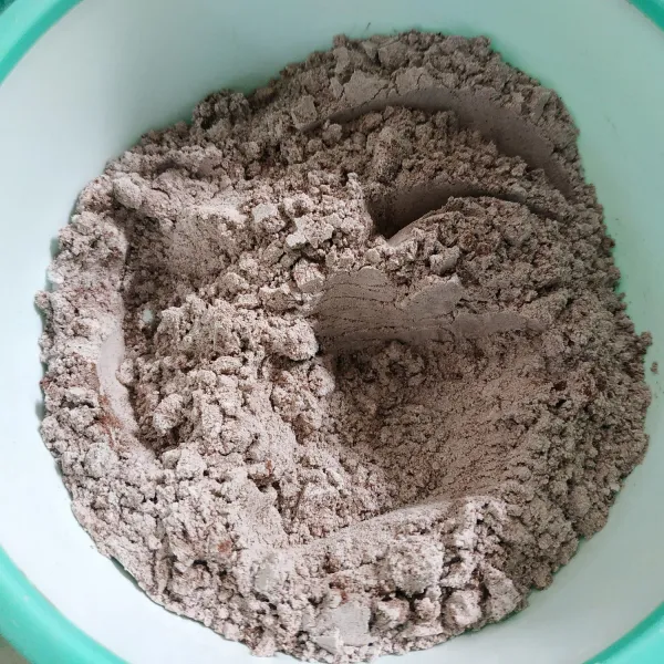 Campur jadi satu tepung terigu, coklat bubuk, garam, dan baking powder. Ayak dan sisihkan.
