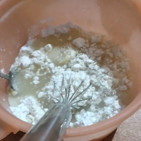 Masukkan tepung beras, terigu, tape singkong dan air gula. Kocok sampai tercampur rata saring.