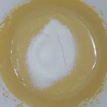 masukkan tepung terigu, maizena, susu bubuk yang sudah diayak, aduk rata.