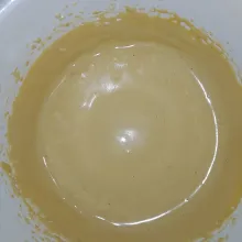 Cake Apem Gula Merah : kocok telur dan gula merah hingga mengembang.
