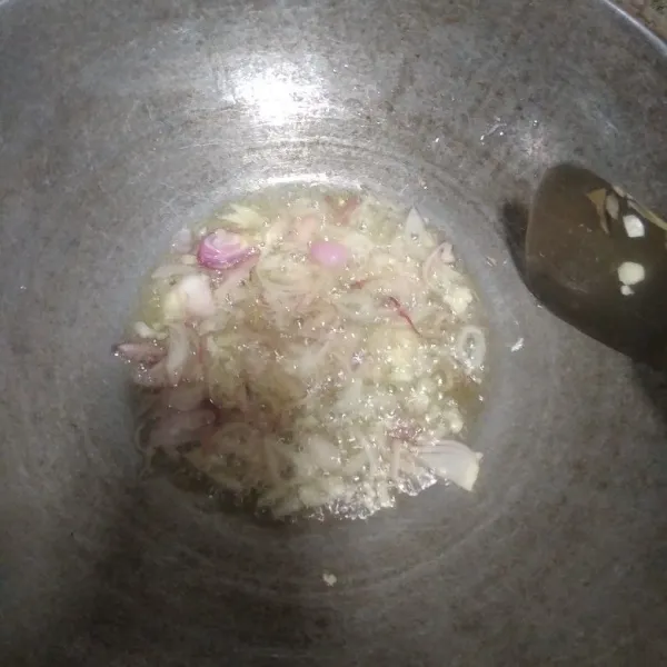 Goreng bawang putih dan bawang merah sampai harum.