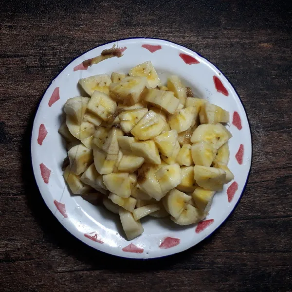 Daging buah pisang dipotong agak kecil