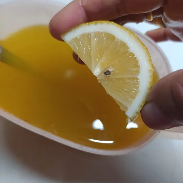 Saring air rebusan, beri perasan jeruk nipis dan madu secukupnya, aduk rata. Siap diminum hangat.