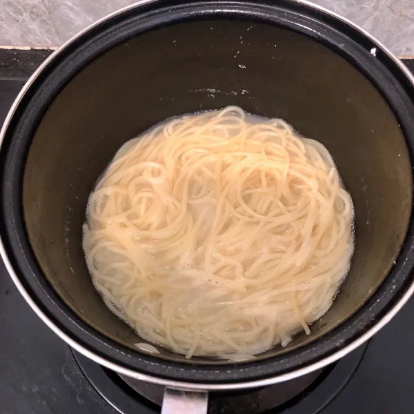 Panaskan air secukupnya lalu rebus spaghetti dengan minyak hingga aldente.