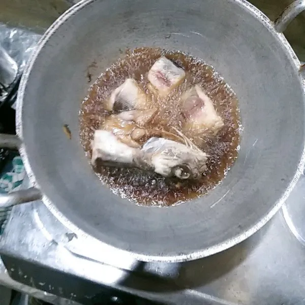 Panaskan minyak dan goreng ikan hingga matang. Angkat dan tiriskan.